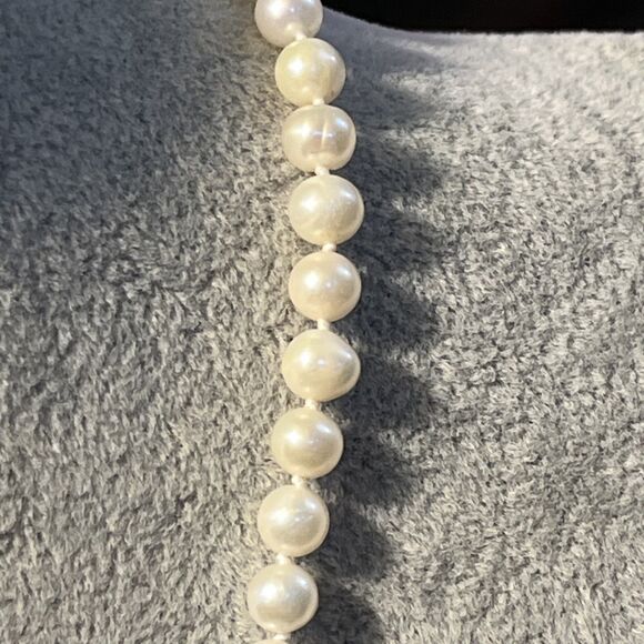 Vintage IWI White Freshwater Pearl Hand Knotted 14K Gold Clasp Necklace 17” - Picture 8 of 10